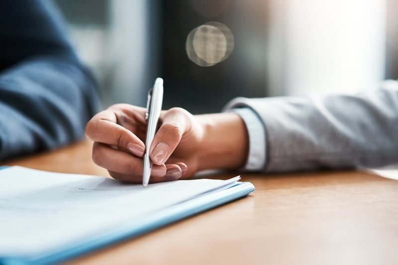 Employment Contracts: A Complete UK Guide 1 Two people signing an employment contract