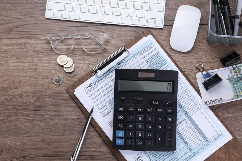 Final Account Disputes: A Complete UK Guide 5 Calculator and invoices illustrating an eighty thousand pound final account gap