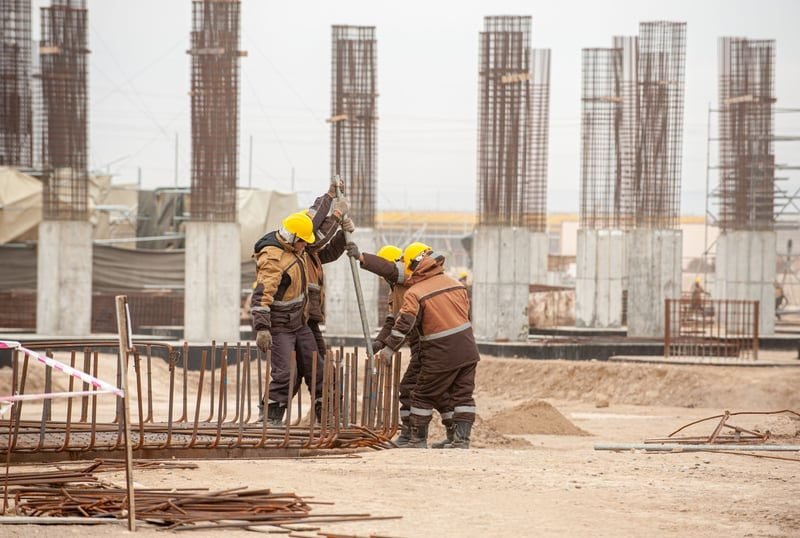 Liquidated Damages: A Complete UK Guide 3 Construction workers on site working towards the completion date