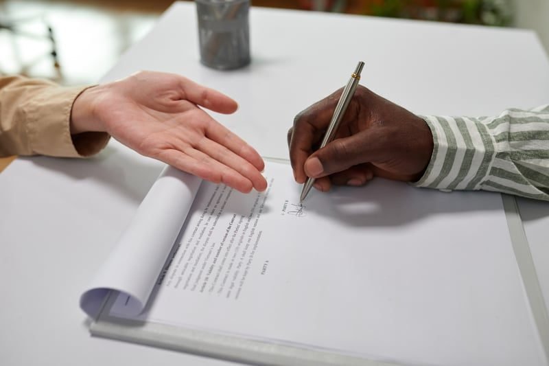 One-Way NDA vs Mutual NDA in London: What Local Businesses Need to Know 3 Two parties signing a mutual non-disclosure agreement