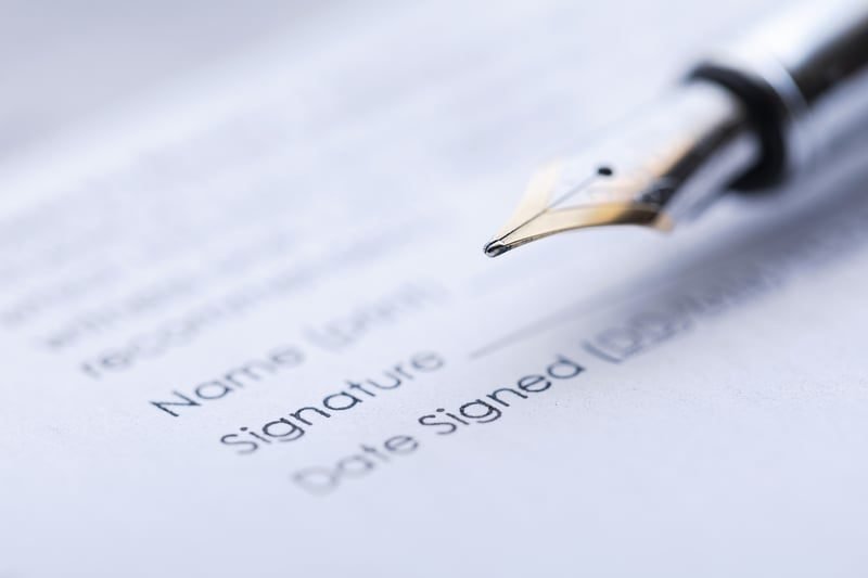 Tag-Along Rights in London: What Local Businesses Need to Know 2 Close-up of a pen signing a shareholders agreement clause