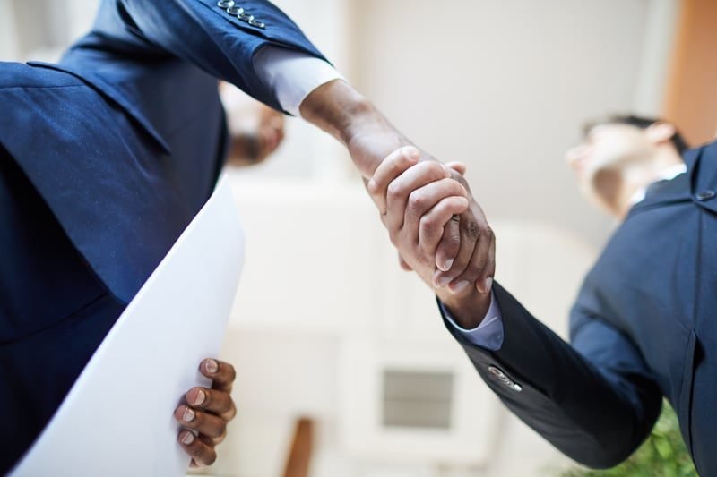 Tag-Along Rights in London: What Local Businesses Need to Know 1 Business partners shaking hands on a share sale deal